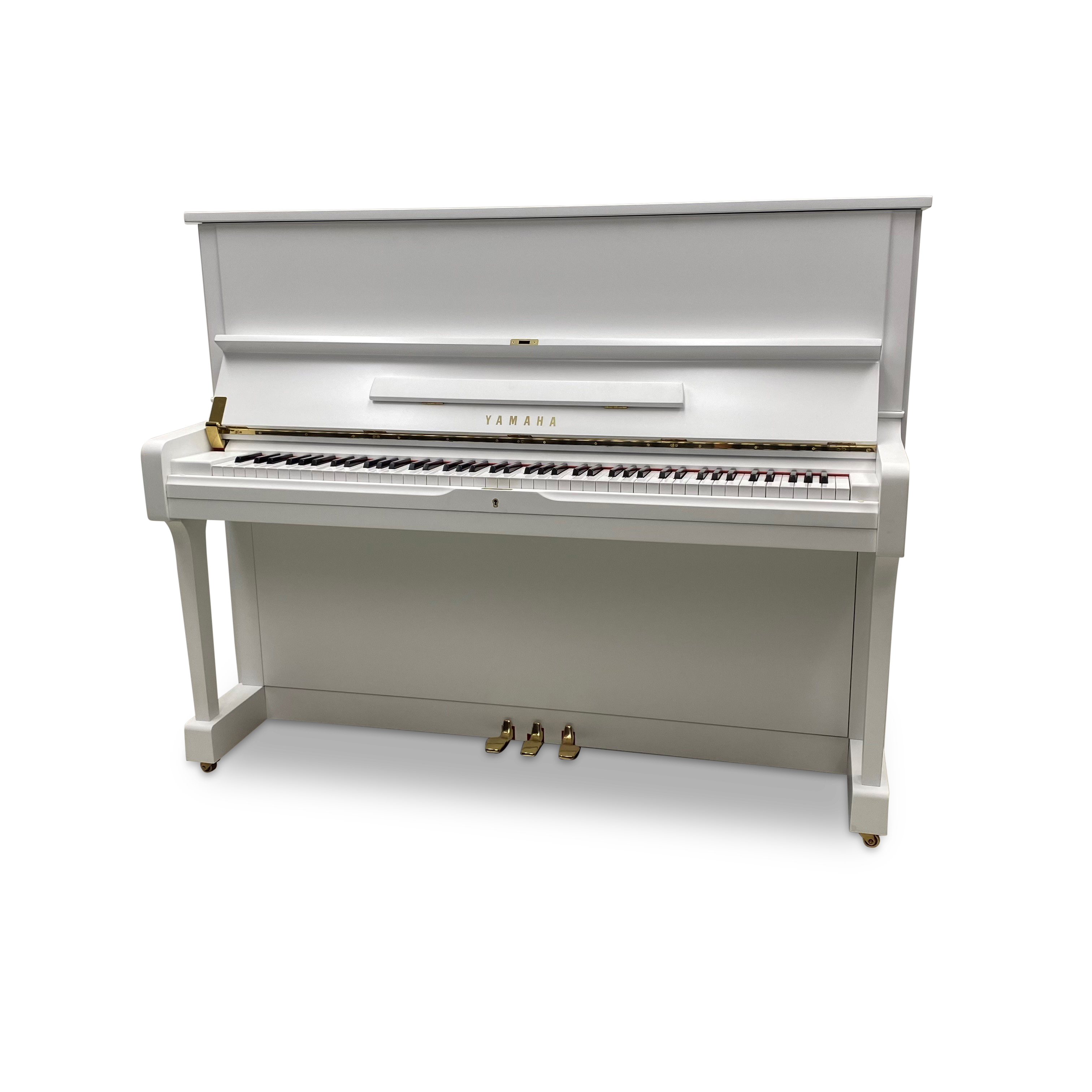 Yamaha U1H piano, wit mat (1973)