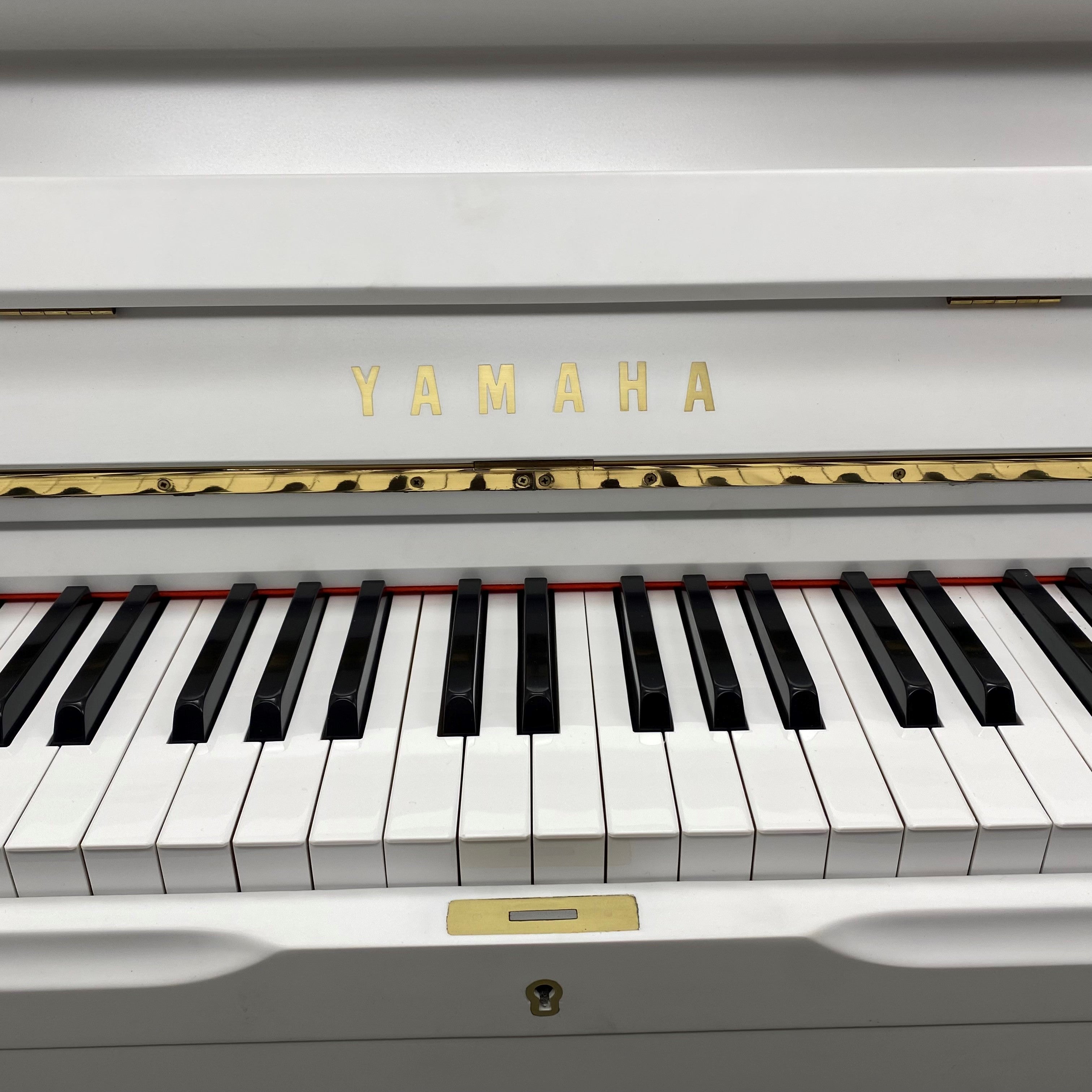 Yamaha U1H piano, wit mat (1973)